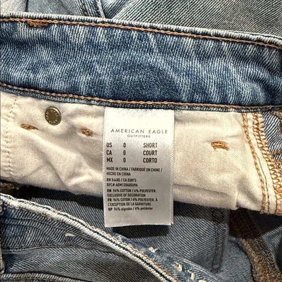 American Eagle Outfitters High Rise Mom Jean 0 Short Light Wash Distressed - Picture 12 of 12